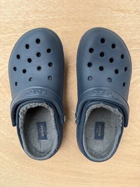 Unisex CROCS Classic Lined Clog - Dark Blue Women’s 7 Men’s 5